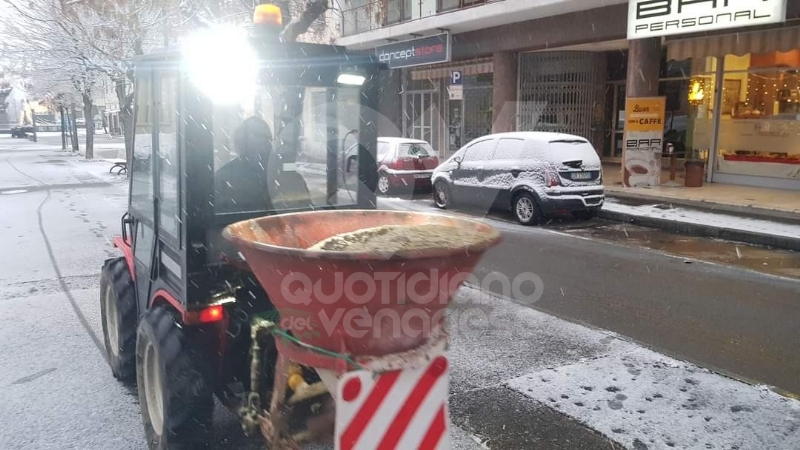 LA NEVE E' ARRIVATA - Strade imbiancate, mezzi spargisale in azione già dalla notte FOTO