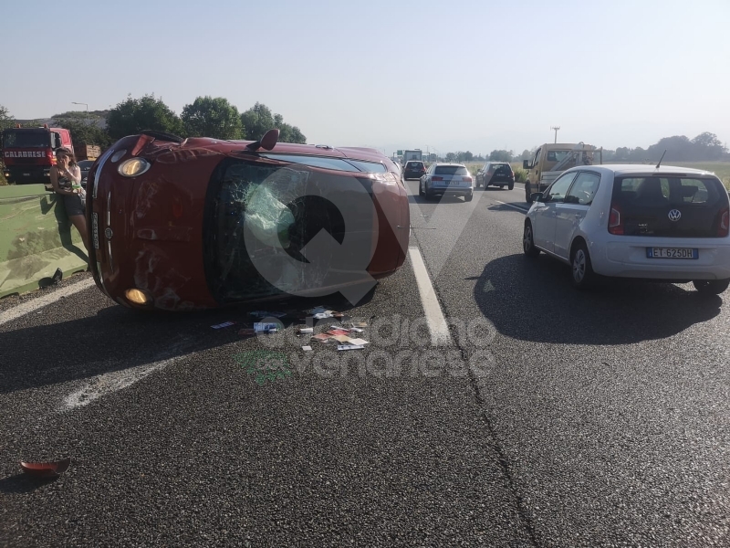 TANGENZIALE NORD TORINO - Scontro allo svincolo di Savonera, traffico in tilt. Auto ruote all'aria sulla terza corsia - FOTO