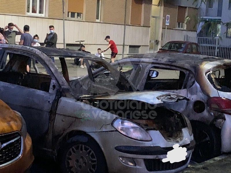 RIVOLI - Dopo mesi, le auto tornano ad essere distrutte dalle fiamme - FOTO
