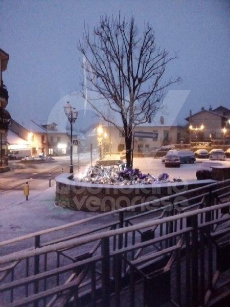 LA NEVE E' ARRIVATA - Strade imbiancate, mezzi spargisale in azione già dalla notte FOTO