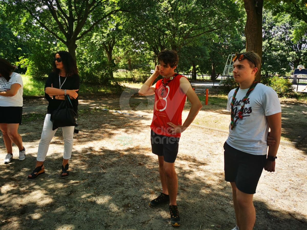 VENARIA - Panchine rimesse a nuovo al parco Magellano di Altessano grazie al Gruppo Scout Venaria Reale 1 - FOTO