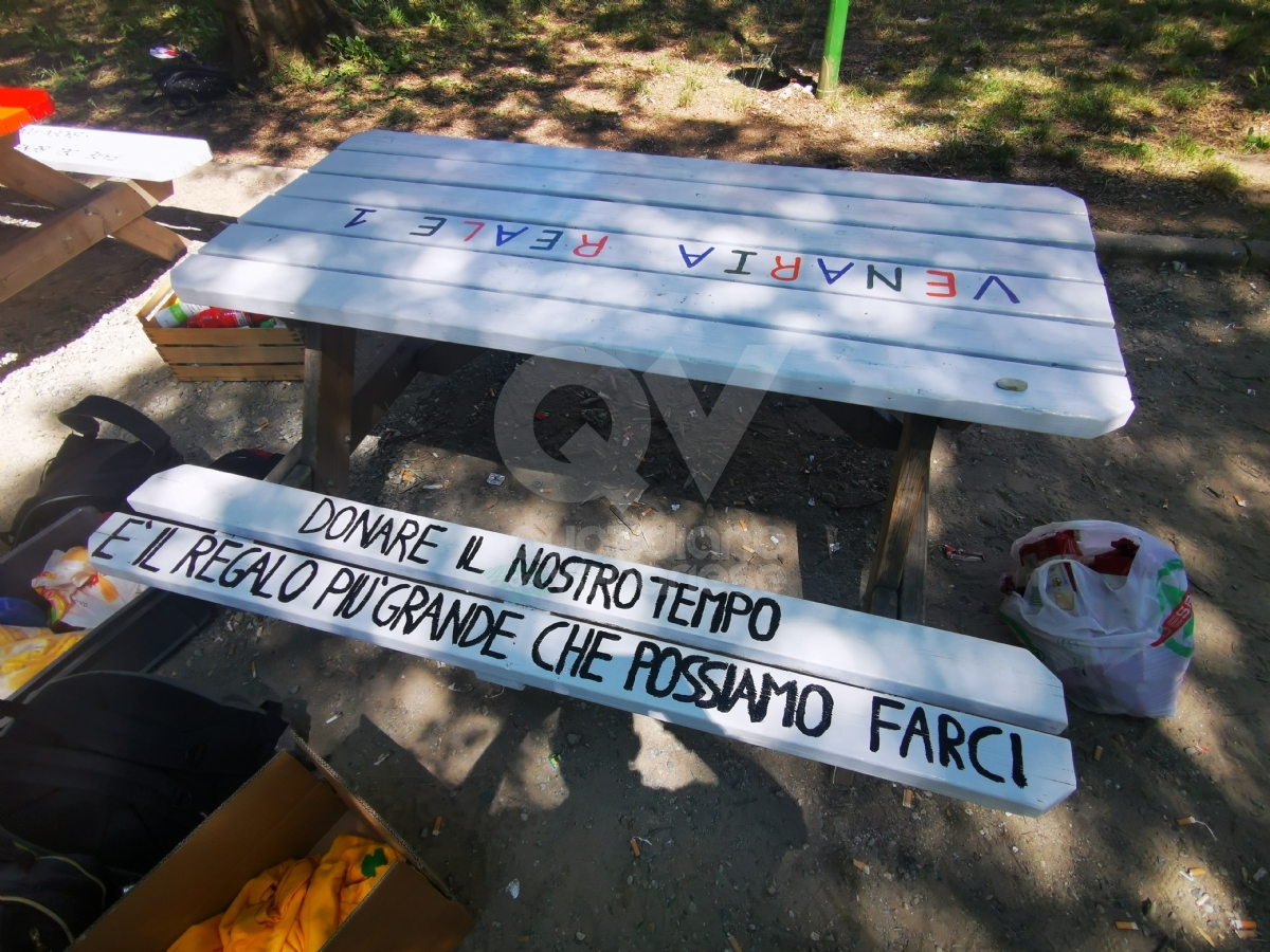 VENARIA - Panchine rimesse a nuovo al parco Magellano di Altessano grazie al Gruppo Scout Venaria Reale 1 - FOTO