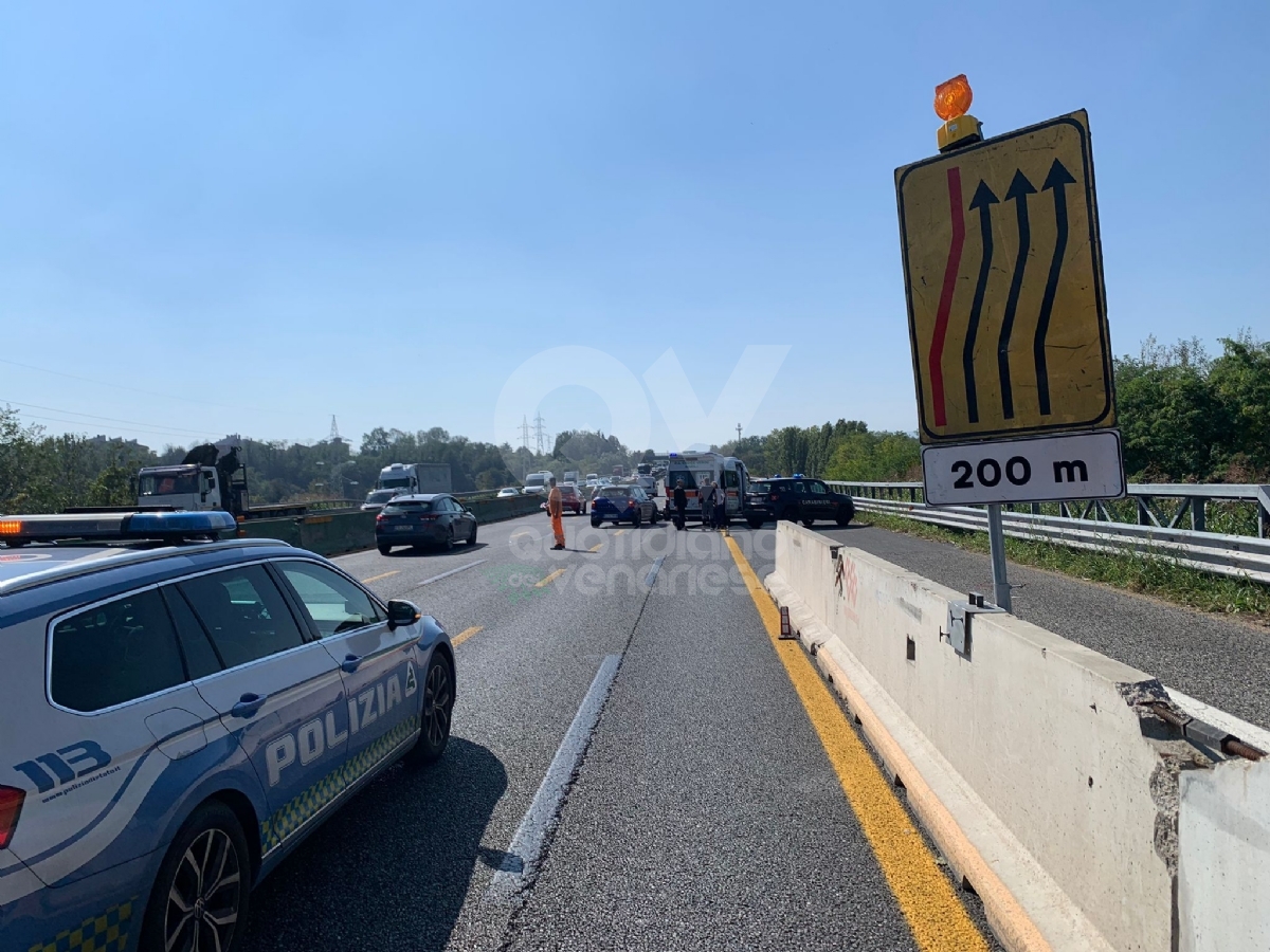 INCIDENTE IN TANGENZIALE TRA COLLEGNO E RIVOLI - Perde il controllo della moto: ferito - FOTO