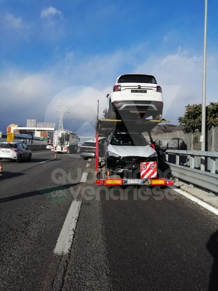 RIVOLI - Bisarca rischia di perdere un'auto: caos e disagi in tangenziale - FOTO