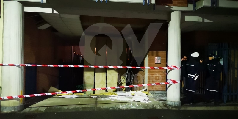 CAFASSE-VENARIA - Maltempo: scoperchiata la scuola media. Crolla il controsoffitto di una casa