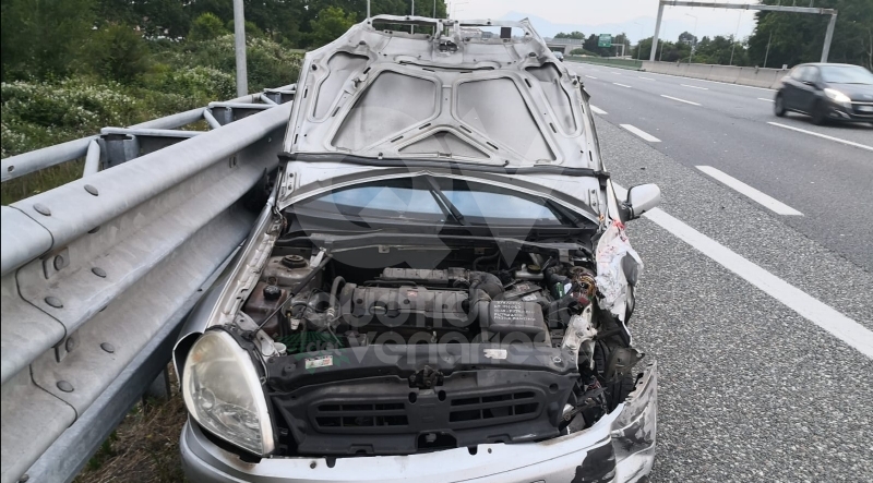 TORINO-BORGARO - Perde il controllo della sua auto e finisce contro un tir: era ubriaco