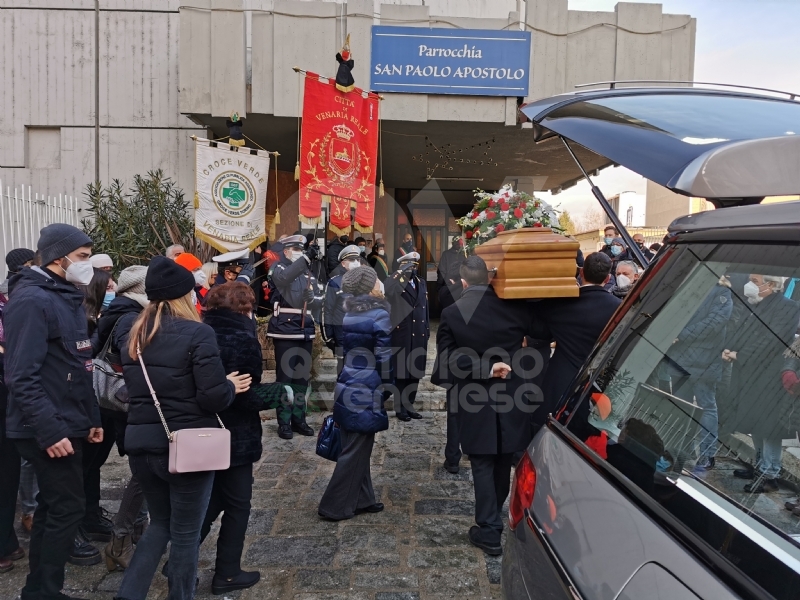 VENARIA - Lacrime e applausi per l'ultimo saluto a Fabio Artesi