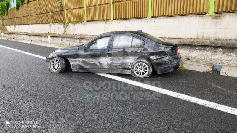 RIVOLI - Paura in tangenziale: scoppia lo pneumatico, conducente finisce in ospedale - FOTO