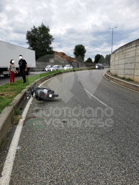 GRUGLIASCO - Senza patente, perde il controllo dello scooter (del collega): in ospedale
