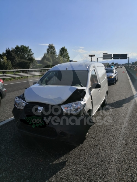 COLLEGNO - Maxi tamponamento in tangenziale : cinque mezzi coinvolti, un ferito