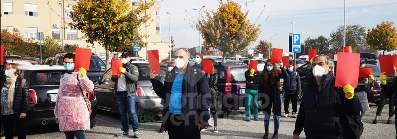 RIVOLI - «Tu sì, tu no. Senza Dpi non ci sto»: protesta di infermieri e operatori sanitari Asl To3