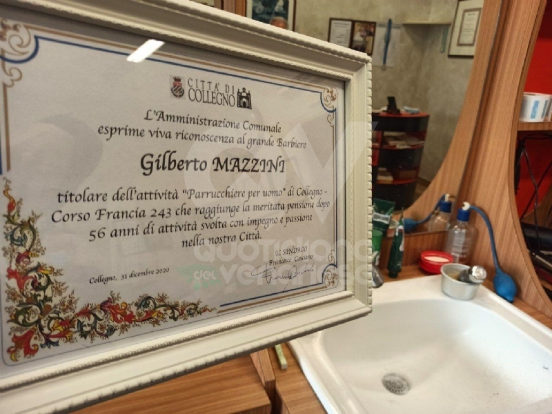 COLLEGNO - Il barbiere Gilberto Mazzini va in pensione: il Comune lo ringrazia con una targa - FOTO