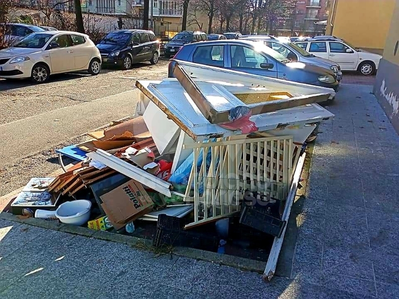 VENARIA - Tolti i gabbiotti in legno tra via Sciesa e corso Matteotti: troppi rifiuti abbandonati