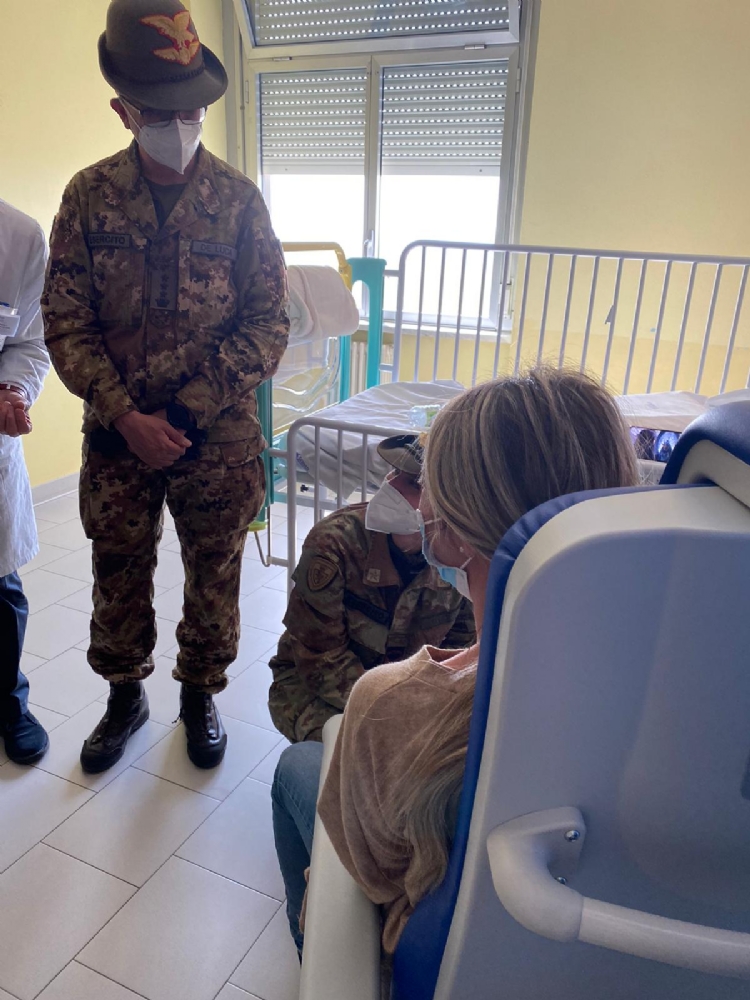 RIVOLI - Gli Alpini della Taurinense donano le uova di Pasqua ai pazienti della Pediatria - FOTO