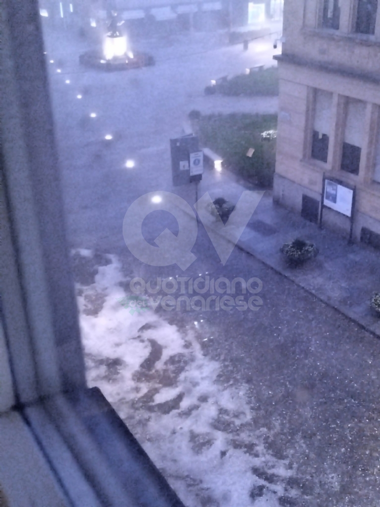 VIOLENTA GRANDINATA - In tutta la zona: chicchi enormi e forte vento. Danni alle auto - FOTO
