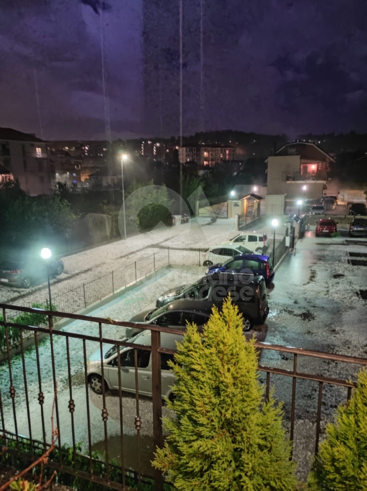 VIOLENTA GRANDINATA - In tutta la zona: chicchi enormi e forte vento. Danni alle auto - FOTO