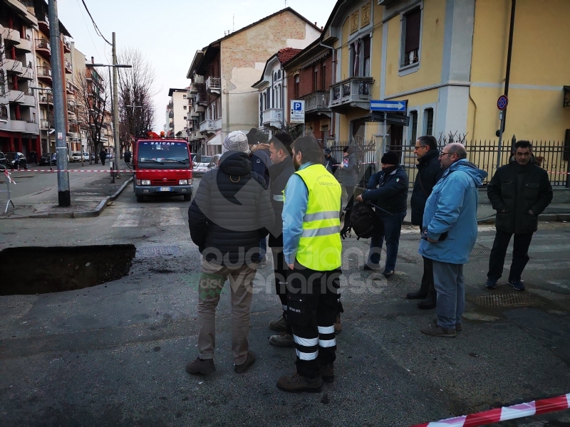 VENARIA - Voragine in strada: caos in viale Buridani