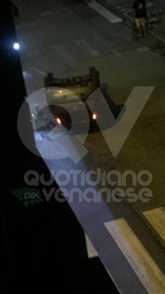 VENARIA - Ennesimo scontro fra due auto in corso Matteotti: una si ribalta