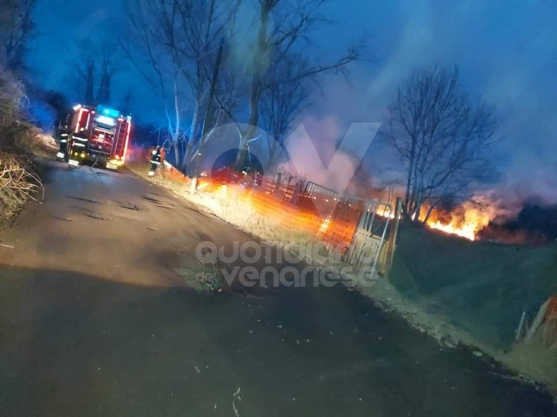 VENARIA - Terreno a fuoco in via Stefanat: bruciate sterpaglie e rifiuti