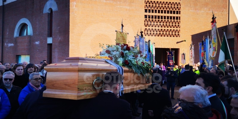 BORGARO - Più di mille persone per l'estremo saluto all'ex sindaco Vincenzo Barrea - FOTO