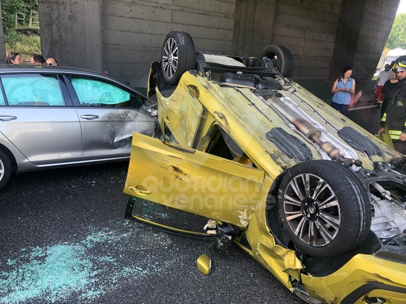 COLLEGNO - Incidente in tangenziale: tre veicoli coinvolti, un'auto ribaltata e quattro feriti