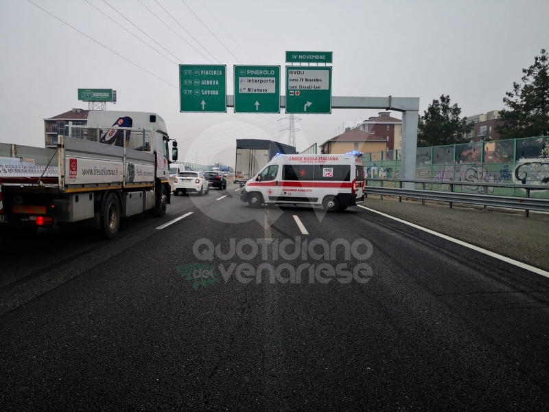 RIVOLI - Incidente in tangenziale: ferito autotrasportatore. Caos e lunghe code - FOTO