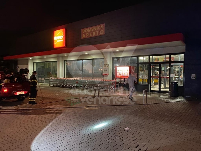 CASELLE - Notte di lavoro per i pompieri: sanificati gli esterni di negozi, studi medici, farmacie e supermercati