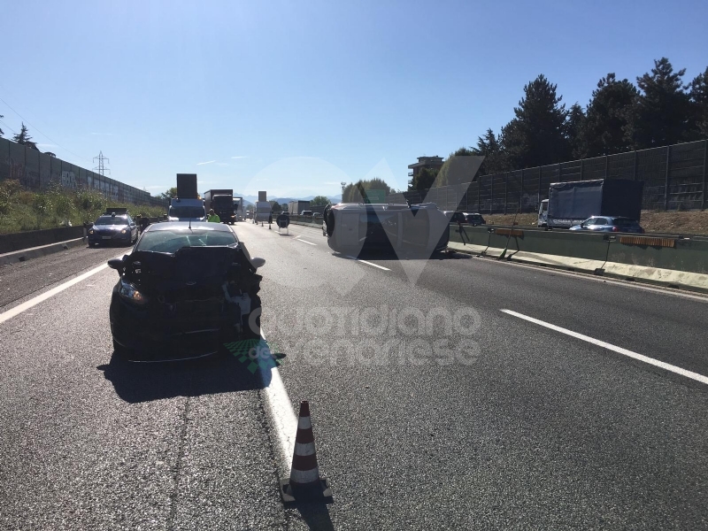 COLLEGNO - Incidente in tangenziale: tre auto coinvolte, una ribaltata e tre feriti
