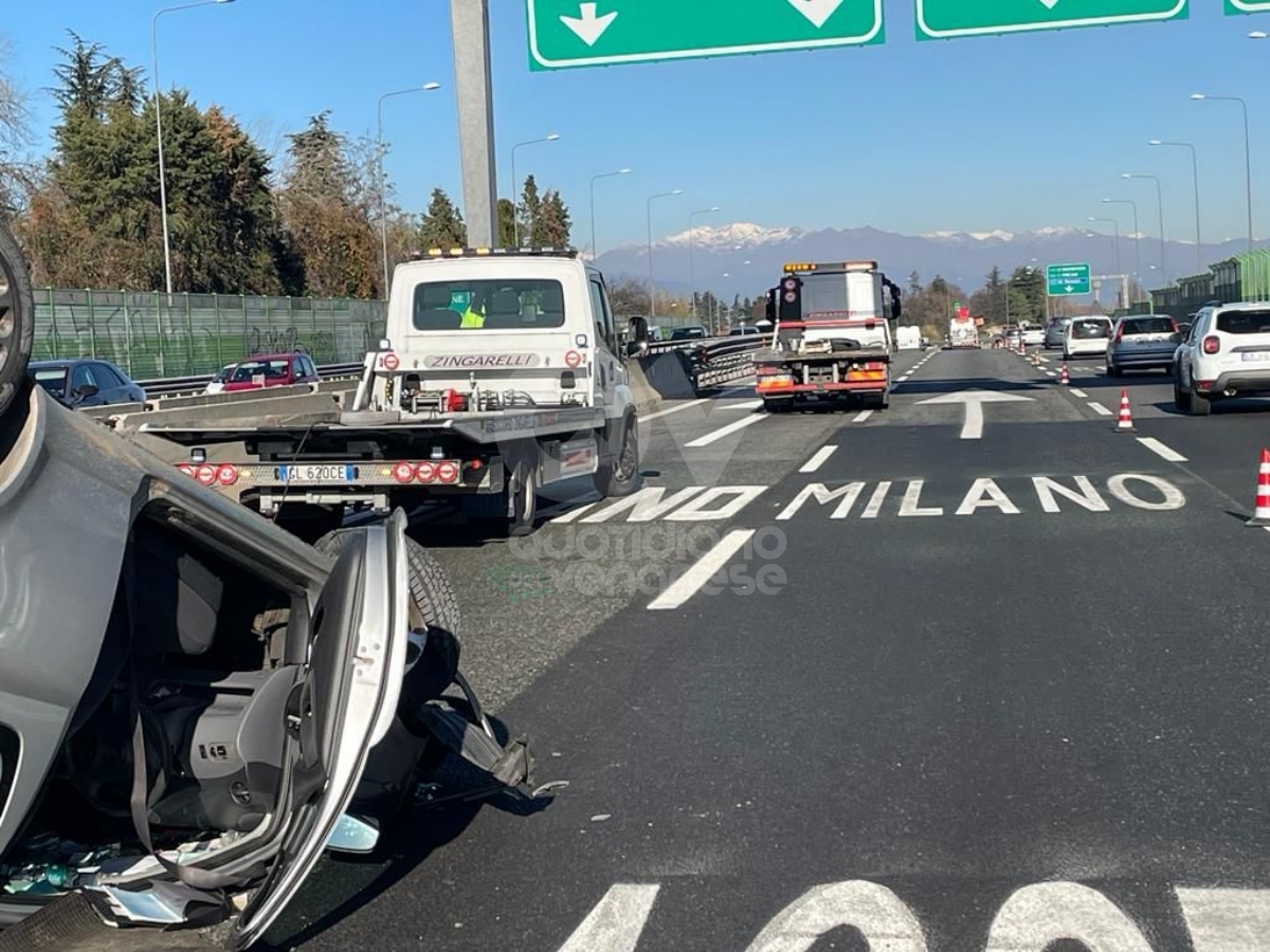 INCIDENTE IN TANGENZIALE A RIVOLI - Scontro fra due auto, una si ribalta - FOTO