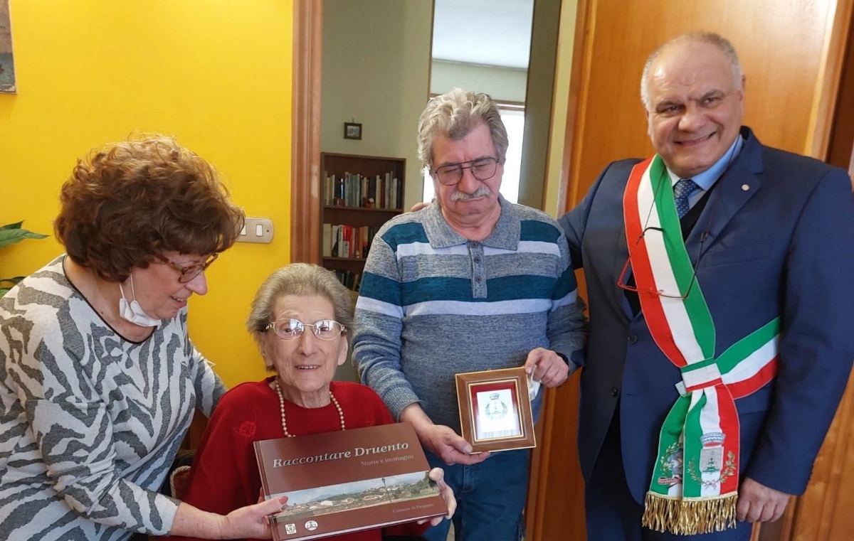 DRUENTO - Auguri a nonna Natalina, neo centenaria: festa assieme al sindaco - FOTO