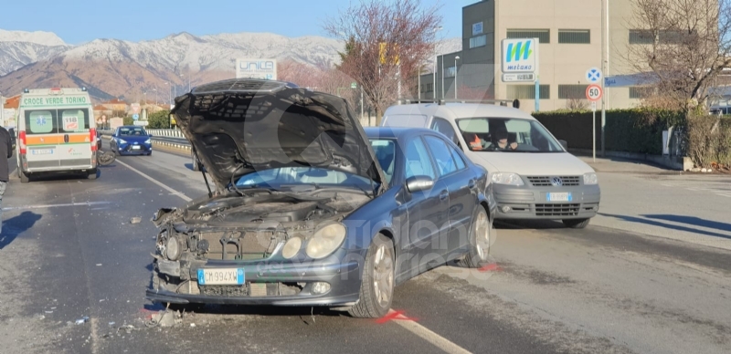 DRUENTO - Scontro fra auto e moto: centauro ferito