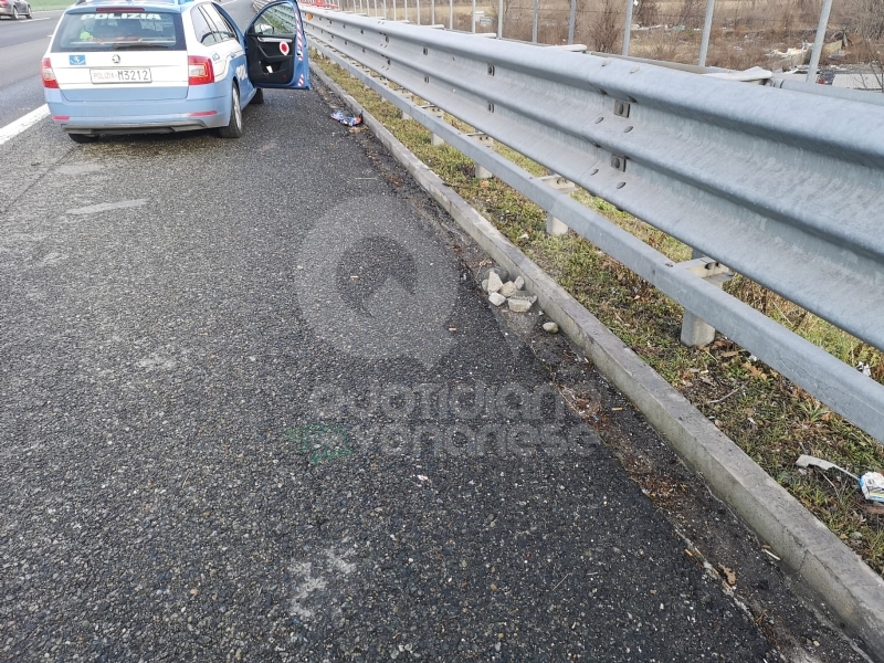TORINO-BORGARO - Lancio di sassi dal campo nomadi in tangenziale: colpita una macchina