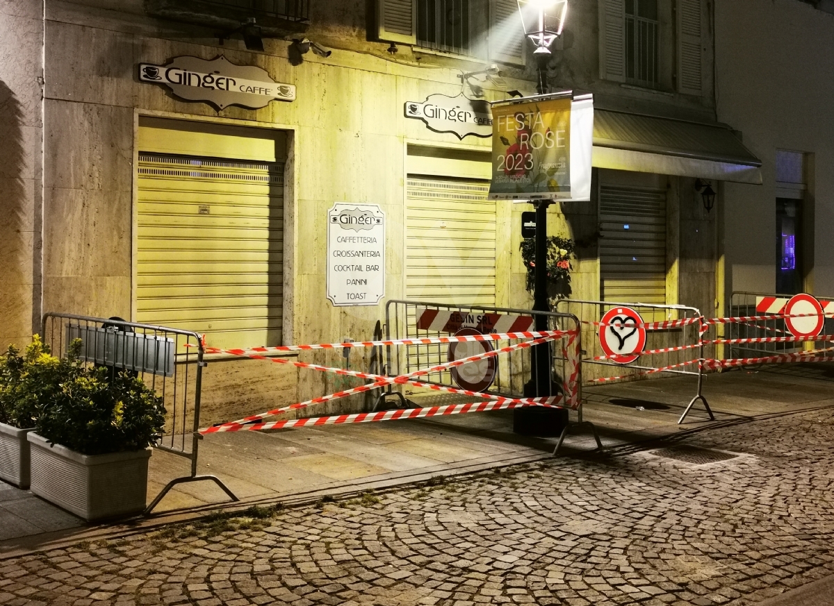 VENARIA - Paura in via Mensa: crollano calcinacci dal tetto - FOTO
