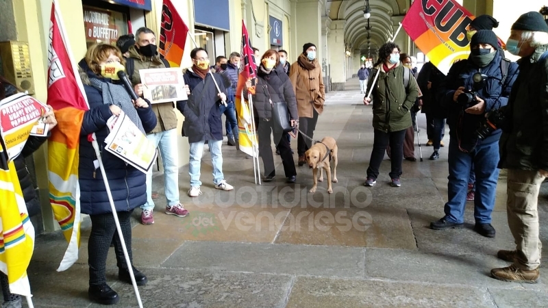 VENARIA - Anche gli studenti dello Juvarra dicono «no» alle «classi pollaio» - FOTO