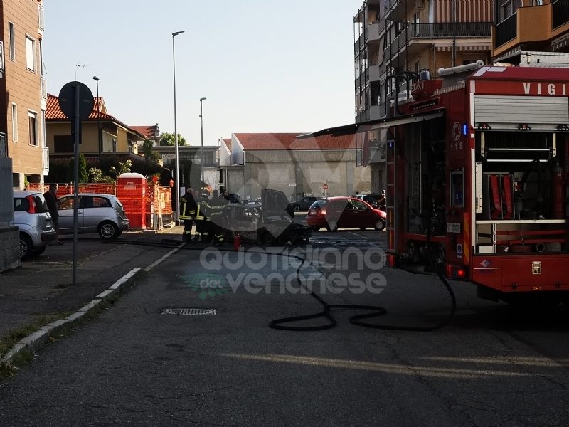 GRUGLIASCO - Auto distrutta dalle fiamme in via Tobanelli