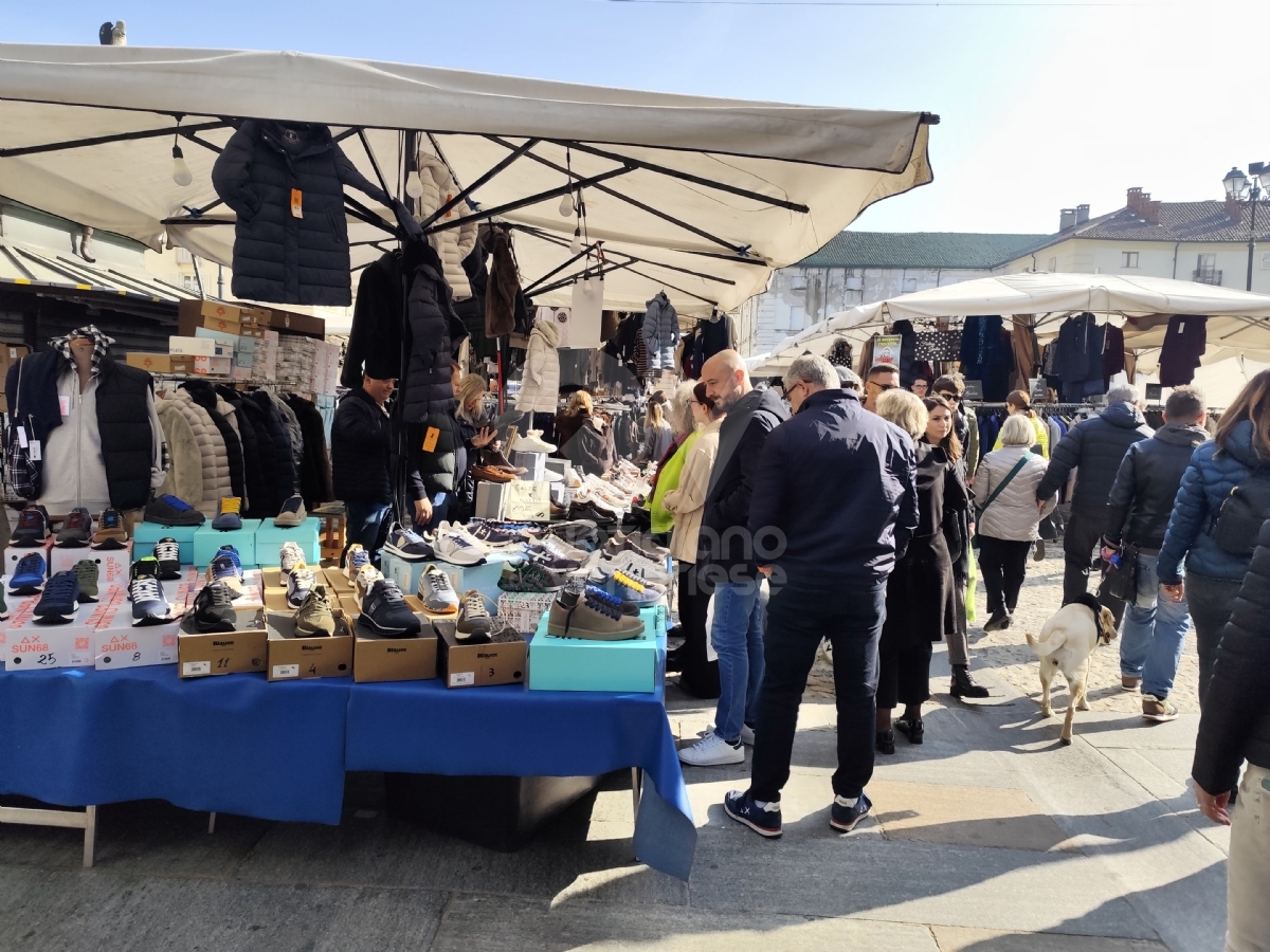 VENARIA - Centro gremito per il mercato del «Crocetta Più in Tour» - FOTO