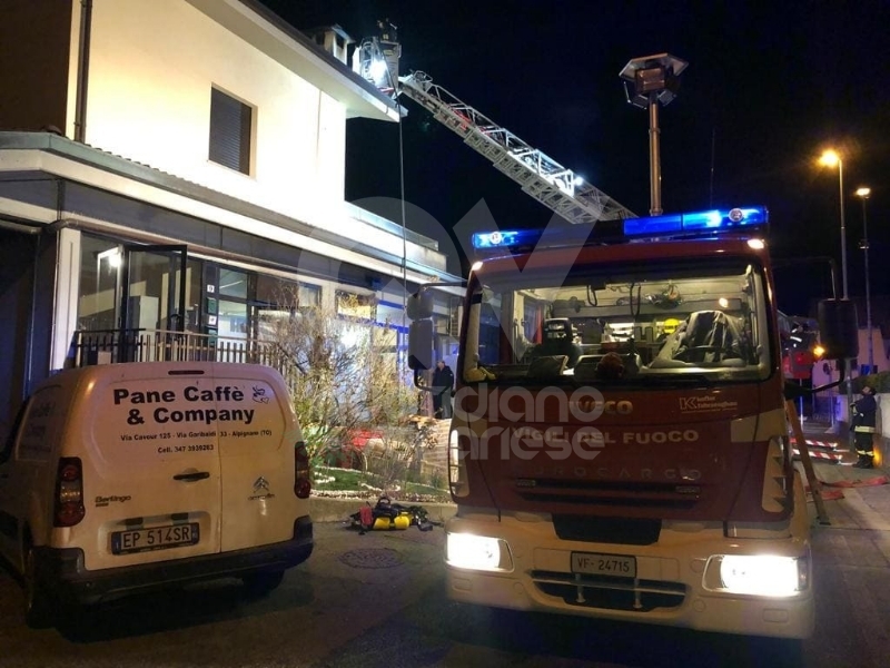 ALPIGNANO - A fuoco il tetto della panetteria di via Garibaldi: ingenti i danni