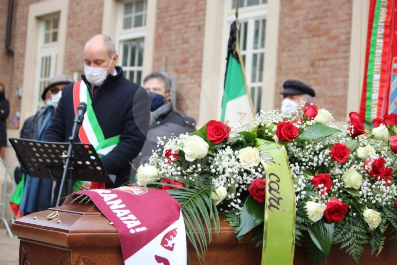 COLLEGNO - I funerali di Ottorino Cirella: rose rosse e un drappo granata sulla bara - FOTO