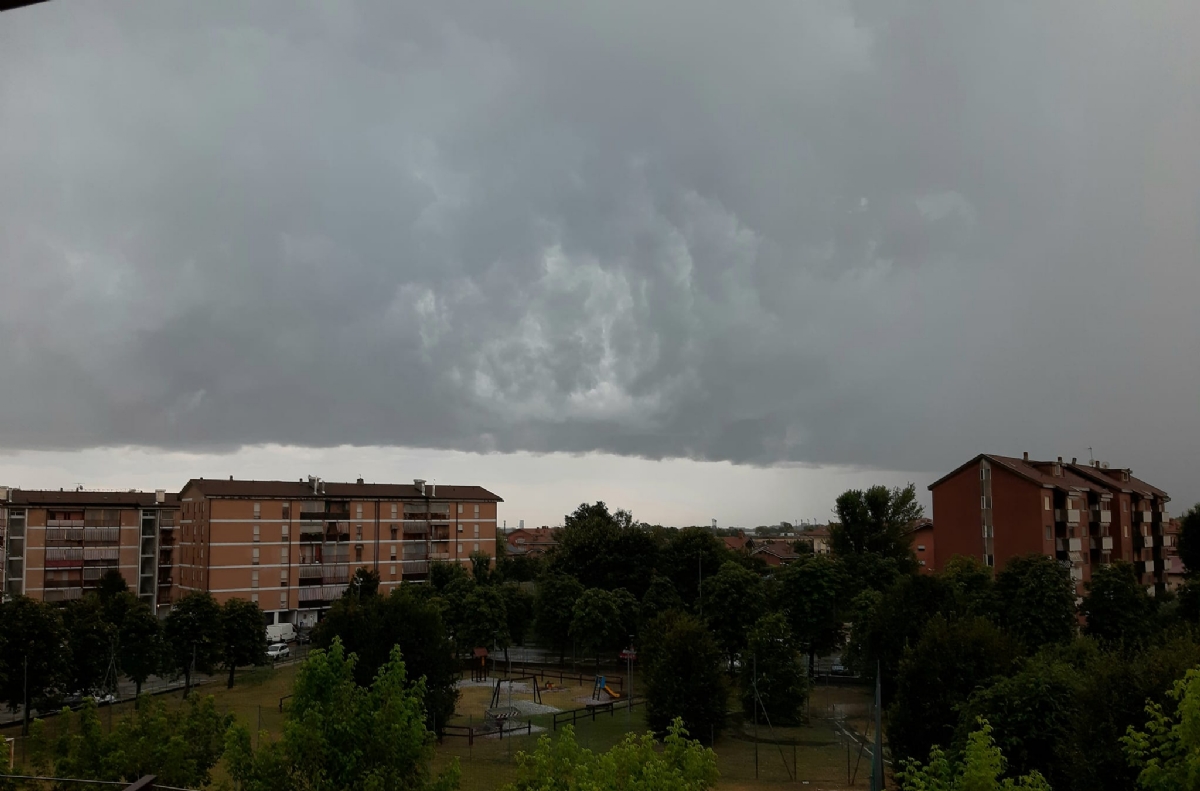 GRANDINATA NELLA ZONA OVEST Chicchi medio-piccoli, code in tangenziale - FOTO