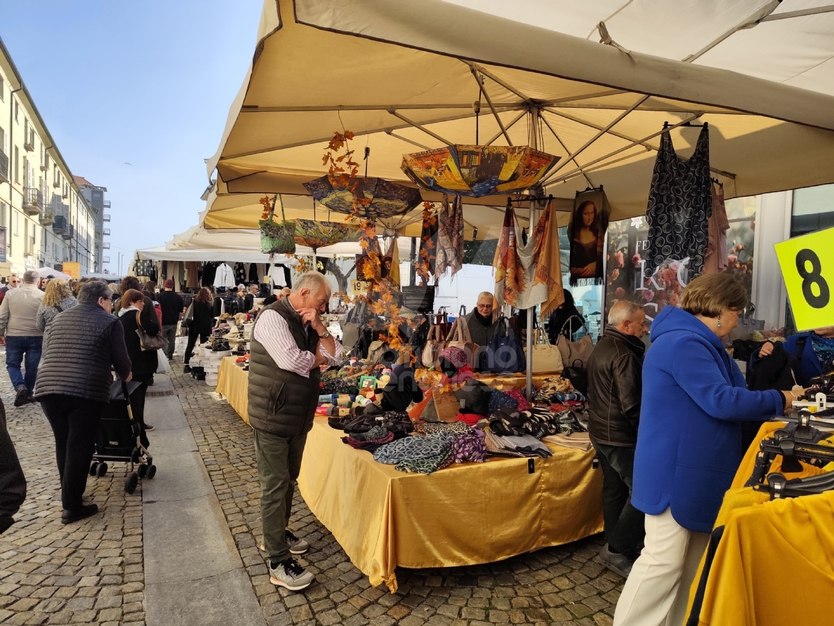 VENARIA - Centro gremito per il mercato del «Crocetta Più in Tour» - FOTO