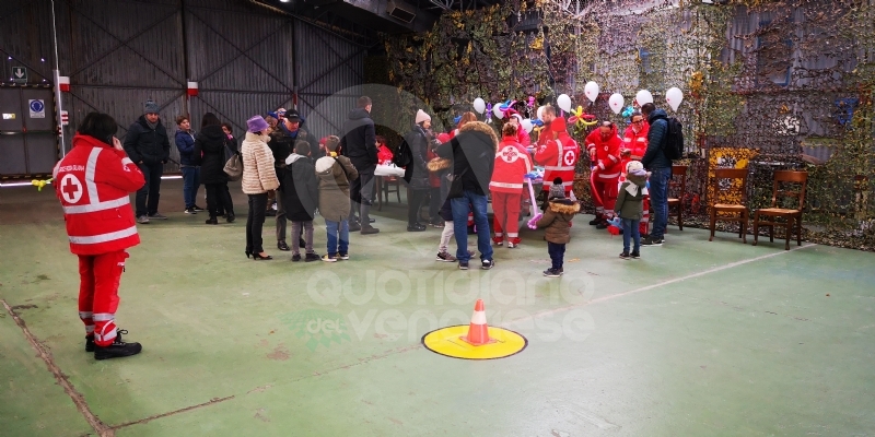 VENARIA - La Befana arriva all'eliporto: tanti regali per i bambini - FOTO