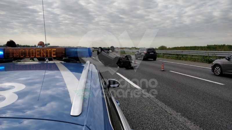 RIVOLI - Primo incidente della «Fase 2» in tangenziale: 27enne si ribalta con la sua auto, ferito