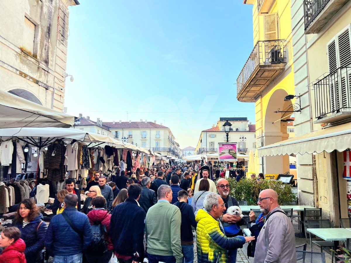 VENARIA - Centro gremito per il mercato del «Crocetta Più in Tour» - FOTO