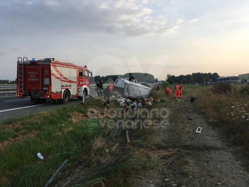 COLLEGNO-VOLPIANO - Furgone carico di frutta finisce fuori strada: 42enne rimasto ferito