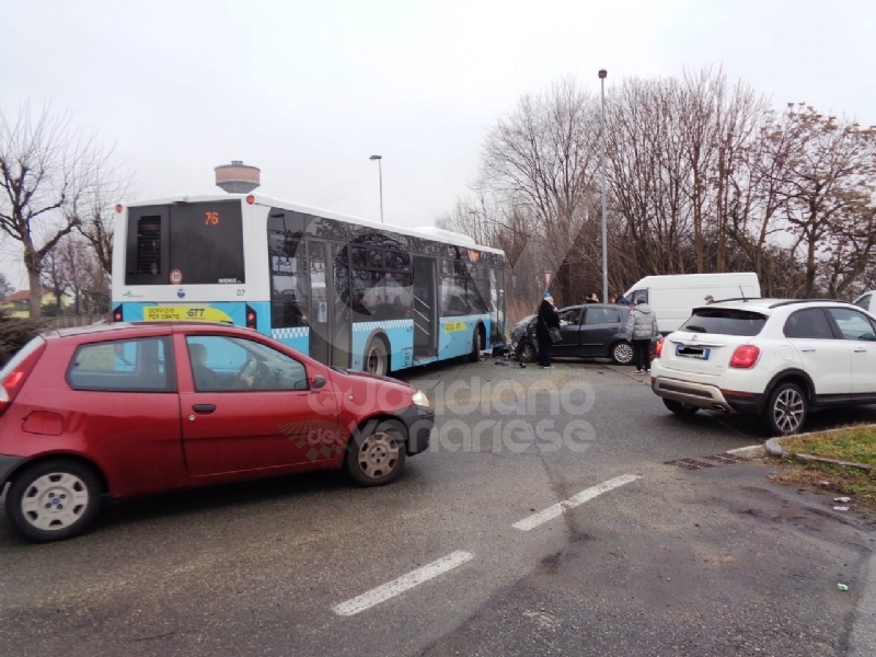 GRUGLIASCO - Incidente in corso Torino: scontro bus-Fiat Punto, una persona ferita - FOTO
