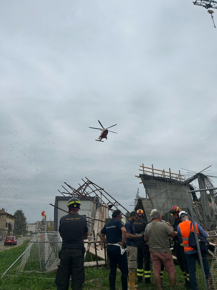 CROLLA UN PONTEGGIO A RIVOLI - Quattro operai rimasti feriti - FOTO