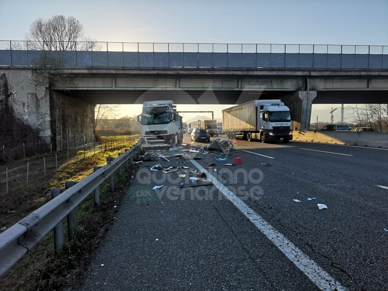 BORGARO-CASELLE - Camper si schianta contro un tir in tangenziale: due feriti gravi