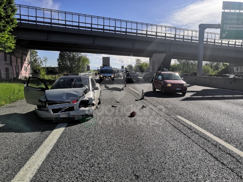 TANGENZIALE TORINO - Incidente a Collegno: tre auto coinvolte, tre feriti e traffico in tilt - FOTO