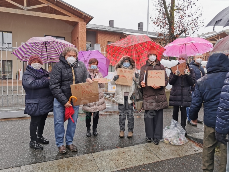 VENARIA - Alla «Piccola Reggia» i morti sono saliti a 30. Sit-in di protesta davanti alla struttura