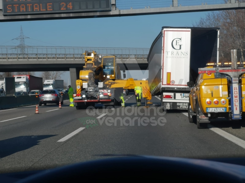 COLLEGNO - Incidente in tangenziale: tir frena di colpo per evitare una macchina. Caos e code